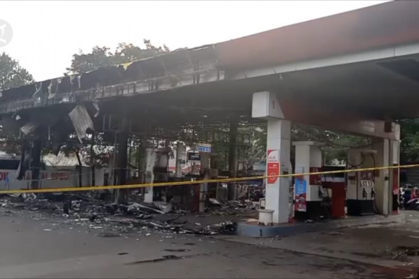 Empat dispenser dan satu mobil terbakar di SPBU Setu