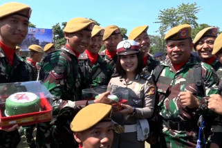HUT TNI Ke-74, Polwan Polda Jabar hadiahkan kue kepada TNI