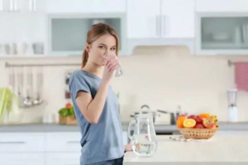 Minum air saat bangun pagi hari benarkah menyehatkan?