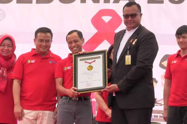 Formasi “Red Ribbon” 4000 relawan dan pengidap HIV/AIDS raih rekor MURI