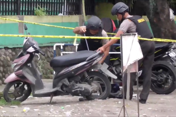 Penjinak Bom Brimob periksa motor milik pelaku bom Medan
